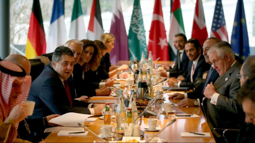 El ministro de Exteriores alemán, Sigmar Gabriel (2º izda.), abre una reunión sobre Siria con el secretario de Estado estadounidense, Rex Tillerson (dcha.), y otros diplomáticos en el Centro Mundial de Conferencias en Bonn, en el oeste de Alemania, 17 de febrero de 2017.