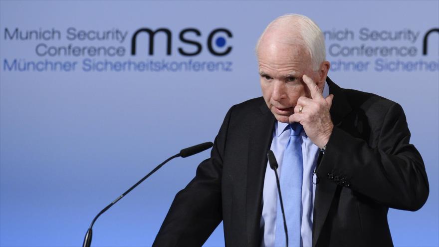 El senador republicano de EE.UU. John McCain ofrece un discurso en la Conferencia de Seguridad de Múnich, en Alemania, 17 de febrero de 2017.