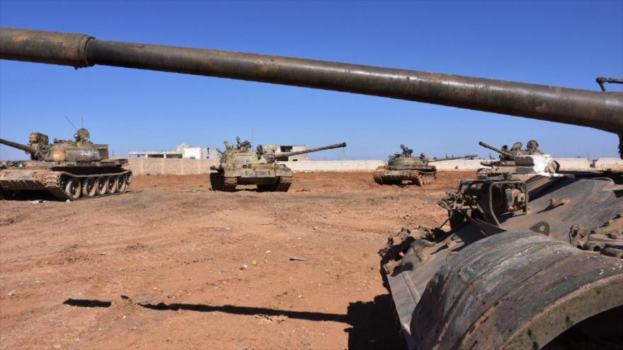 Tanques del Ejército sirio se sitúan en las afueras del este de la ciudad de Alepo, en el norte de Siria, 17 de febrero de 2017.