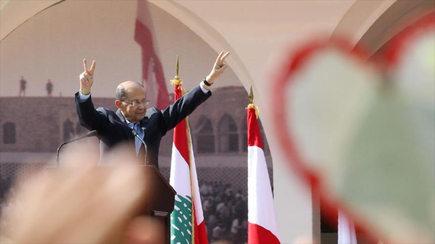 El presidente libanés, Michel Aoun, saluda a la multitud que celebra su elección el 6 de noviembre de 2016 en el palacio presidencial de Baabda.