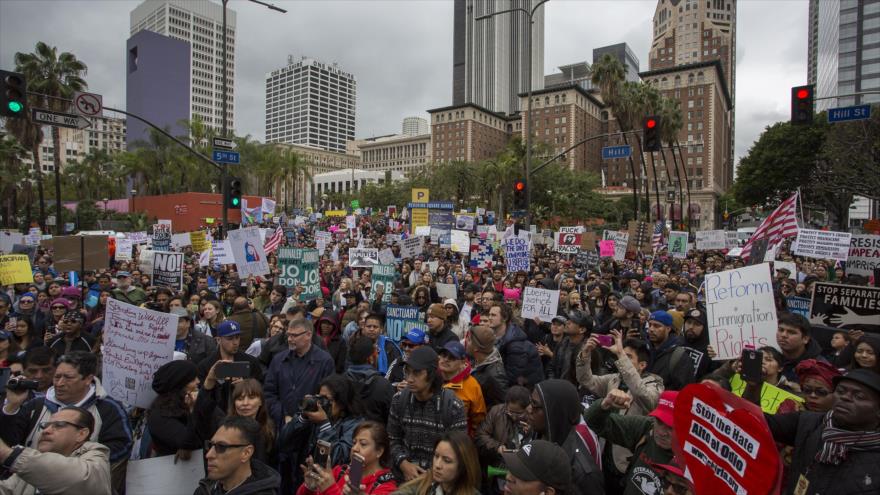 Miles de migrantes piden fin de redadas y deportaciones en EEUU