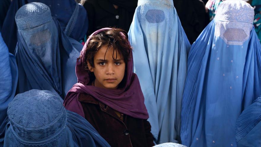 La foto muestra a varias mujeres afganas que llevan burka.