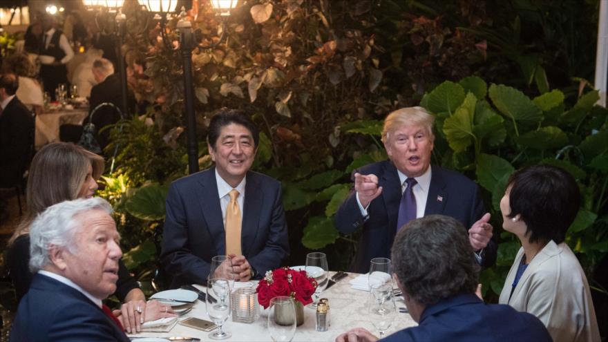 El presidente de EE.UU., Donald Trump (dcha.), recibe al primer ministro de Japón, Shinzo Abe (centro), en su club particular Mar-a-Lago, en Florida (sureste), 10 de febrero de 2017.