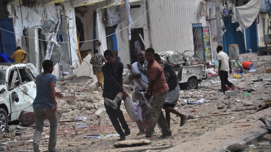Residentes trasladan a un herido a causa de una explosión en un complejo comercial en Mogadiscio, capital de Somalia, 25 de enero de 2017.