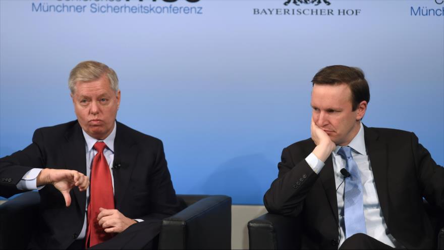 El senador republicano estadounidense Lindsey Graham (izda.) gesticula en la Conferencia sobre Seguridad de Múnich (Alemania) junto a su colega demócrata Christopher Murphy, 19 de febrero de 2017.