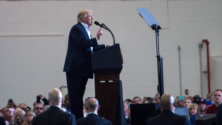 El presidente de Estados Unidos, Donald Trump, habla ante partidarios suyos en un mitin en Melbourne (estado de Florida, en el sureste del país), 18 de febrero de 2017.
