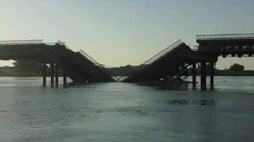 Puente destruido por los bombardeos de la llamada coalición anti-EIIL en Deir al-Zur, en Siria.