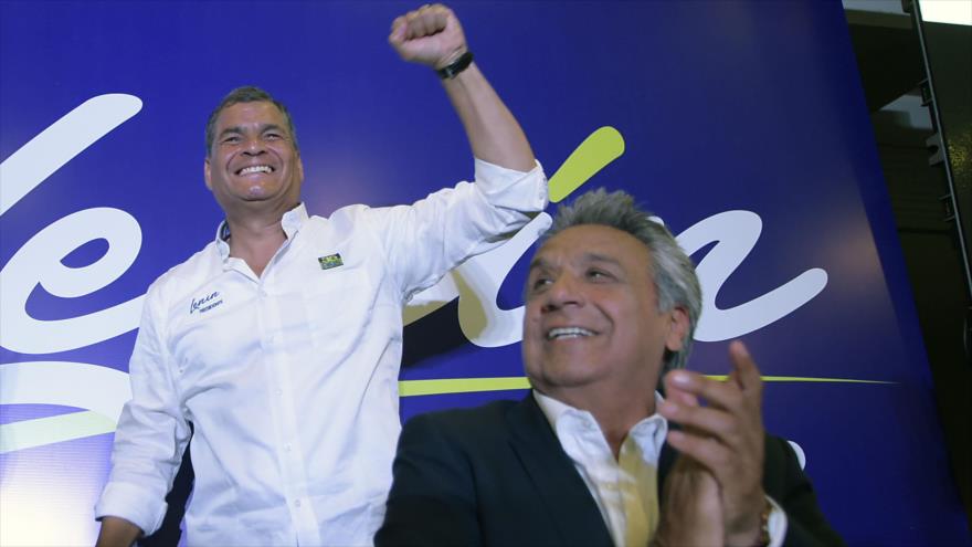 El presidente ecuatoriano, Rafael Correa (izda.), y Lenín Moreno, candidato presidencial del gobernante partido Alianza País, celebran el éxito de su partido en las elecciones presidenciales, según las encuestas, 19 de febrero de 2017.