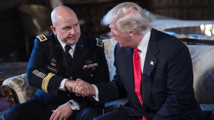 El presidente de EE.UU., Donald Trump (dcha.), y su nuevo consejero de Seguridad Nacional, el teniente general Herbert Raymonds McMaster, participan en una breve rueda de prensa en la residencia del mandatario en Mar-a-Lago, en Palm Beach, Florida, 20 de febrero de 2017.