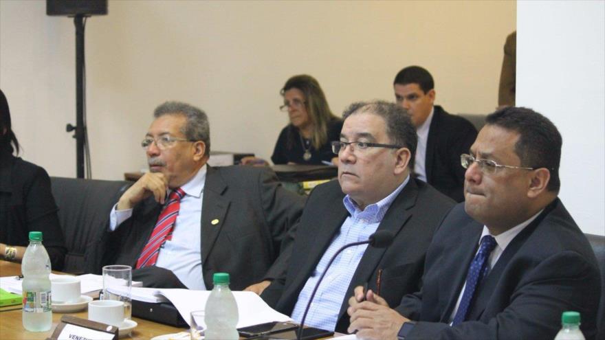 Los representantes de la delegación venezolana en la reunión de la Mesa Directiva del Parlamento del Mercado Común del Sur (Parlasur) celebrada en Montevideo, capital de Uruguay, 20 de febrero de 2017.