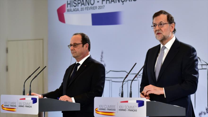 El presidente del Gobierno español, Mariano Rajoy (dcha.,) y el mandatario francés, François Hollande, participan en una rueda de prensa conjunta en Málaga, 20 de febrero de 2017.