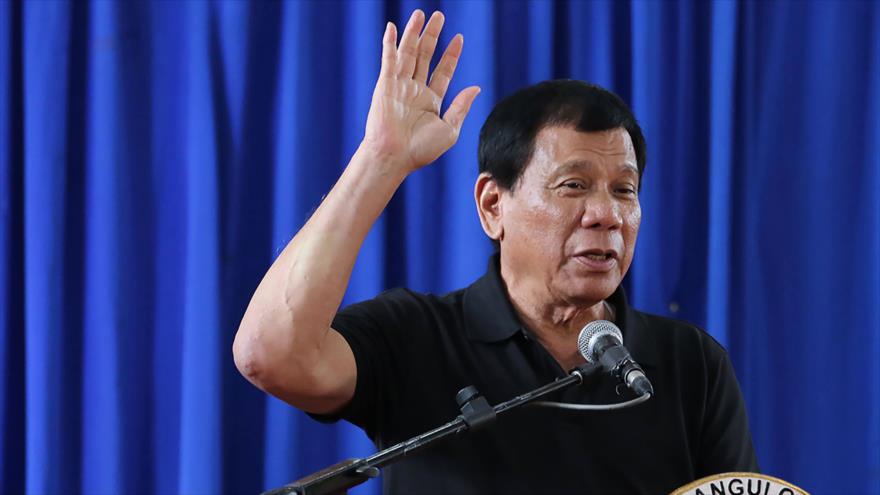 El presidente de Filipinas, Rodrigo Duterte, ofrece una rueda de prensa en la ciudad sureña de Surigao, 12 de febrero de 2017.