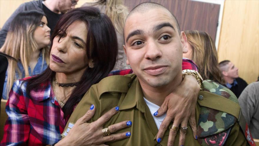 El soldado israelí Elor Azaria, acusado de matar a un palestino herido, espera junto a su madre la lectura de la sentencia en la corte militar de la ciudad ocupada de Jaffa, 21 de febrero de 2017.