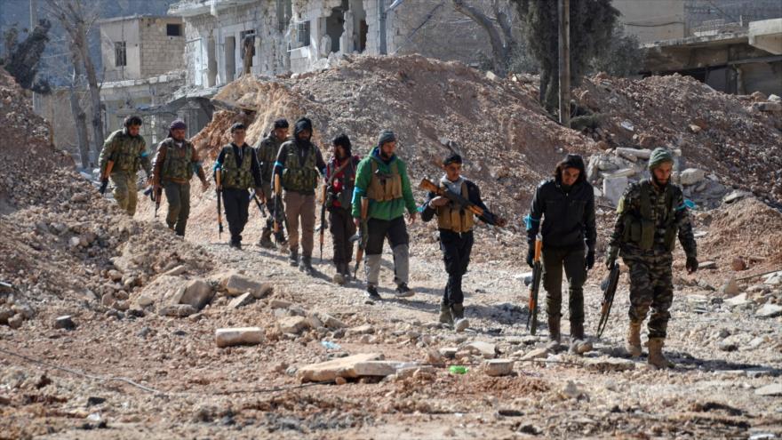 Combatientes de grupos opositores armados avanzan hacia la ciudad de Al-Bab, a unos 30 kilómetros de la ciudad siria de Alepo, 20 de febrero de 2017.