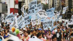 Argentinos protestan y exigen a Macri el pago de subsidios