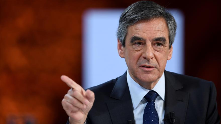El candidato conservador a la Presidencia de Francia, François Fillon, habla en una reunión sobre la salud en París (capital francesa), 21 de febrero de 2017.