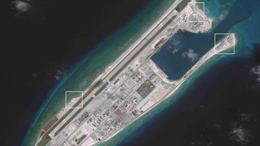 Las partes marcadas en la imagen muestran unas estructuras de hormigón terminadas en arrecife Fiery Cross perteneciente a las islas Spratly, cuya soberanía reclama China. Fotografía captada en noviembre de 2016.