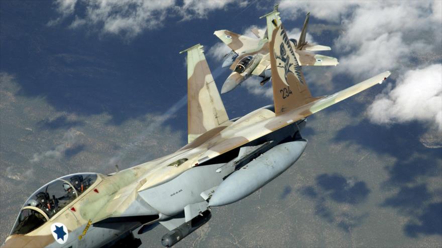 Dos aviones F-15 de las fuerzas aéreas de Israel en una práctica, en la Base Aérea Nellis, en el estado de Nevada, 20 agosto de 2016. 