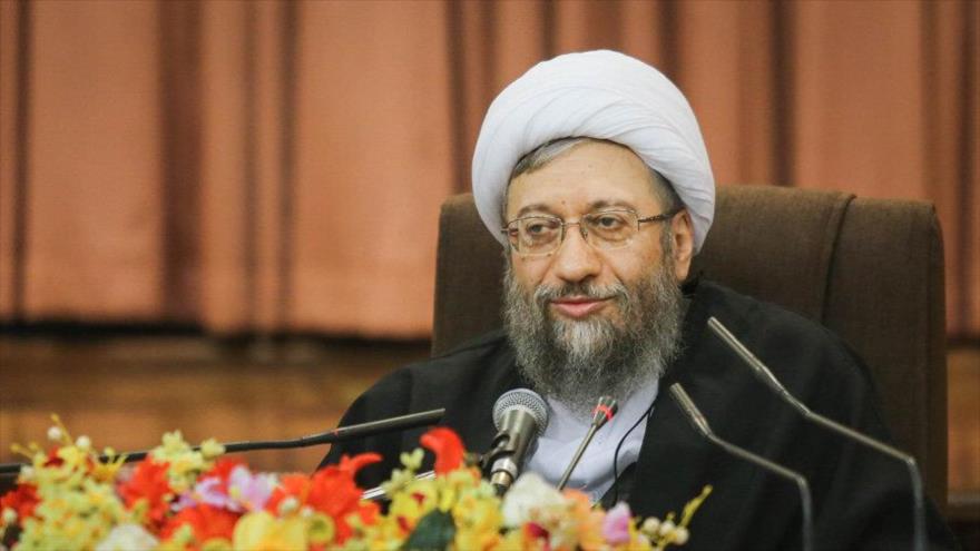 El presidente del Poder Judicial de Irán, el ayatolá Sadeq Amoli Lariyani, ofrece discurso en un evento en Teherán (Irán).