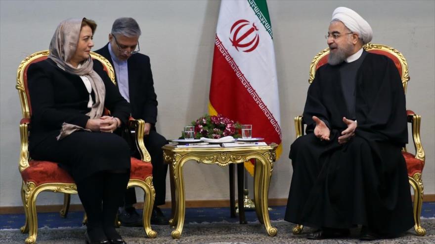 El presidente de Irán, Hasan Rohani, recibe a la presidenta del Parlamento sirio, Hadia Half Abás, Teherán (Irán), 22 de febrero de 2017.