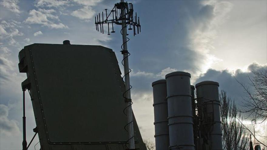 Una estación de radares (izda.) y una lanzadera de misiles del sistema antiaéreo S-400 en Feodosia, situada en el este de la península de Crimea.