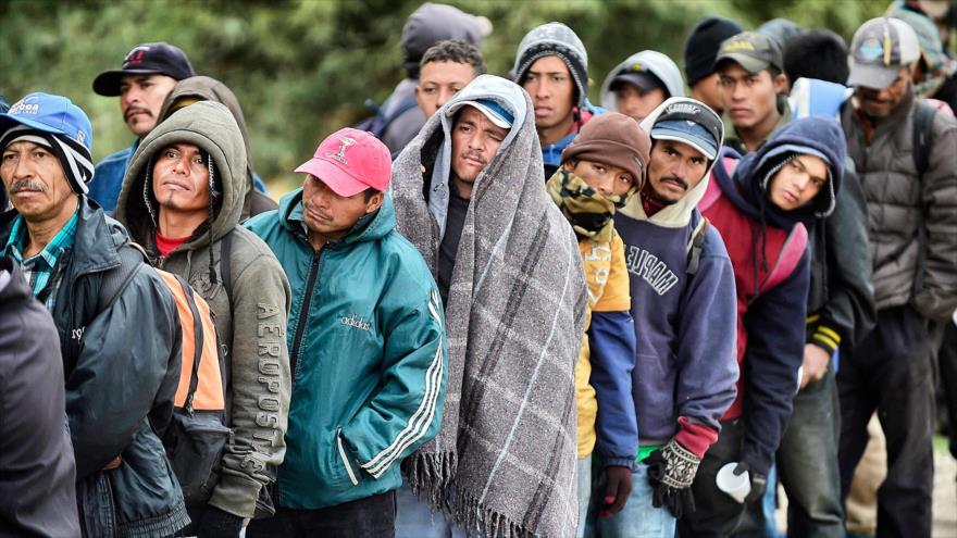 Solicitantes de asilo esperan recibir alimentos donados por el centro de asistencia a migrantes en el municipio de Caborca, en estado de Sonora, noroeste de México, 13 de enero de 2017.