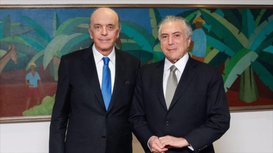El presidente de Brasil, Michel Temer (dcha.), junto a su canciller, José Serra, 31 de agosto de 2016.