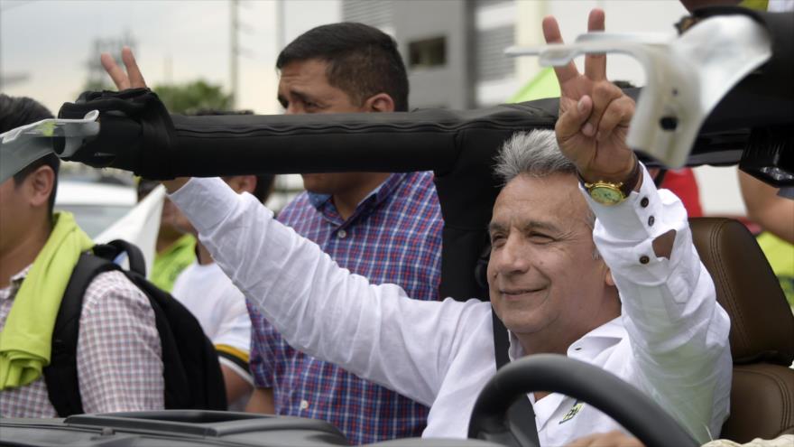 Lenín Moreno, candidato presidencial del gobernante partido Alianza País, entre sus simpatizante en Guayaquil, en el suroeste de Ecuador, 22 de febrero de 2017.