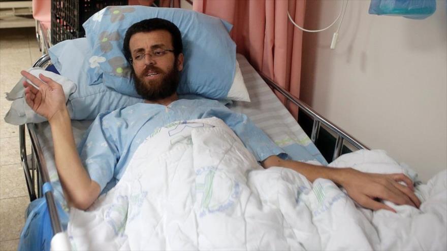 Mohamad al-Qiq, periodista palestino encarcelado, en un centro médico israelí, febrero de 2016.