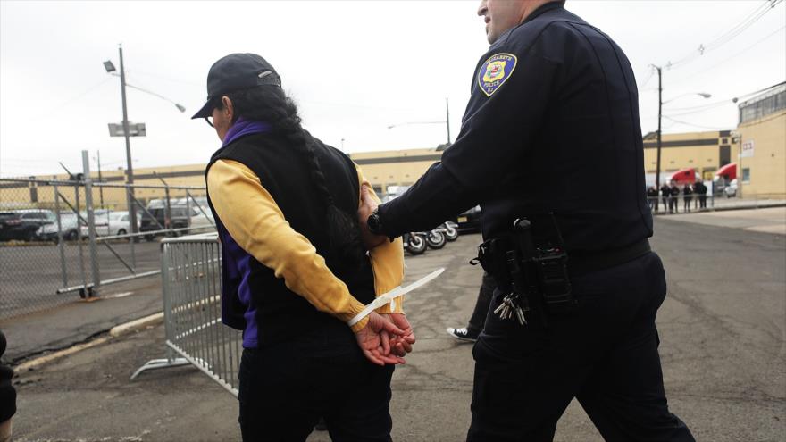 Un agente de policía estadounidense arresta a una activista que denunciaba la deportación de indocumentados en la ciudad de Elizabeth, en Nueva Jersey (noreste de EE.UU.), 23 de febrero de 2017.