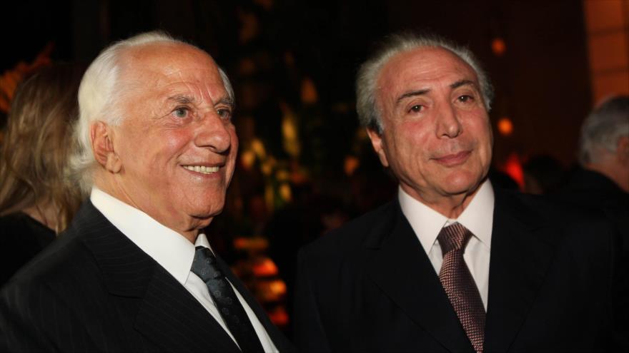 El presidente de Brasil, Michel Temer (dcha.), y su asesor especial José Yunes, durante la celebración de los 50 años de matrimonio de José y Celia Yunes en junio de 2013.