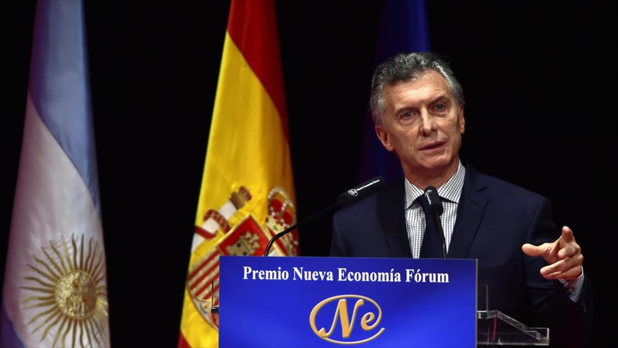 El presidente argentino, Mauricio Macri, pronuncia un discurso tras recibir el Premio Nueva Economía Fórum 2017 concedido por organización de debate Nueva Economía Fórum durante una ceremonia en el Teatro Real de Madrid, capital de España, 24 de febrero de 2017.