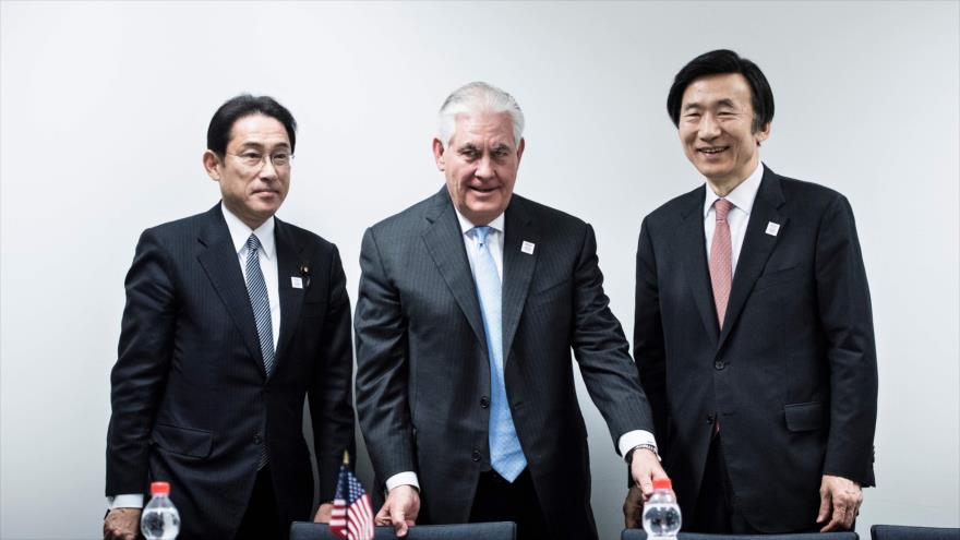 El canciller surcoreano, Yun Byung-se (dcha.), se reúne con el jefe Departamento de Estado de EE.UU., Rex Tillerson (centro.), y el premier japonés, Fumio Kishida, en Bon, Alemania, para abordar el programa nuclear norcoreano, 16 de febrero de 2017.