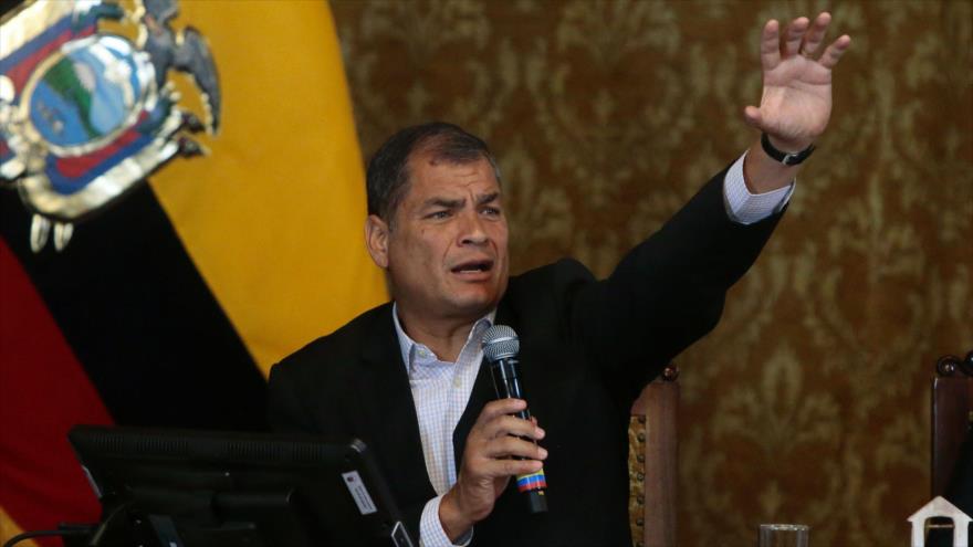 El presidente de Ecuador, Rafael Correa, muestra un documento durante una conferencia de prensa en el Palacio de Carondelet, Quito, 22 de febrero de 2017.