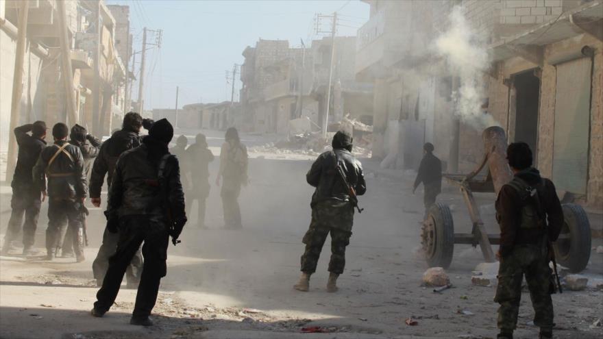 Miembros del grupo terrorista Frente Al-Nusra luchan contra las fuerzas del Ejército sirio en la ciudad noroccidental de Alepo. 