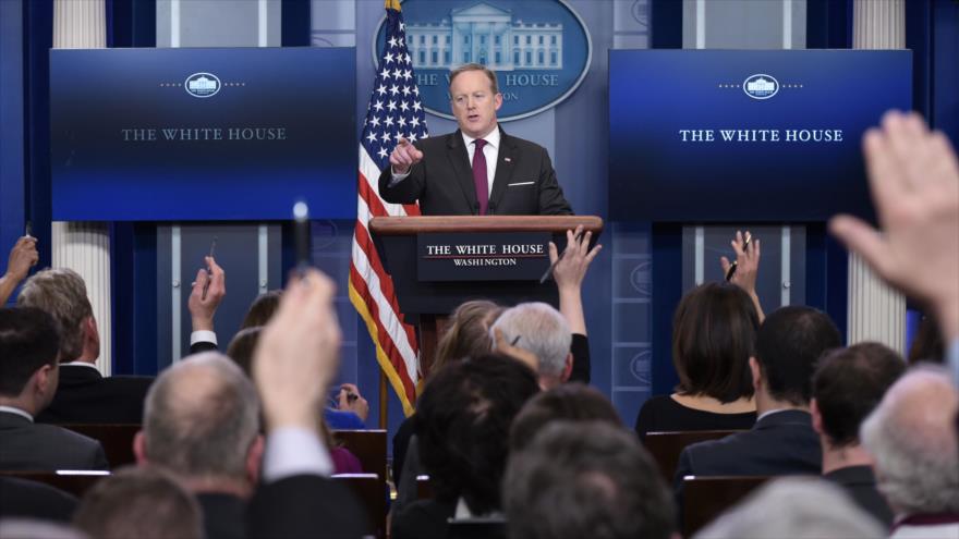 El portavoz de la Casa Blanca, Sean Spicer, da una conferencia de prensa durante la sesión informativa diaria en la citada residencia presidencial en Washington, 23 de febrero de 2017. 
