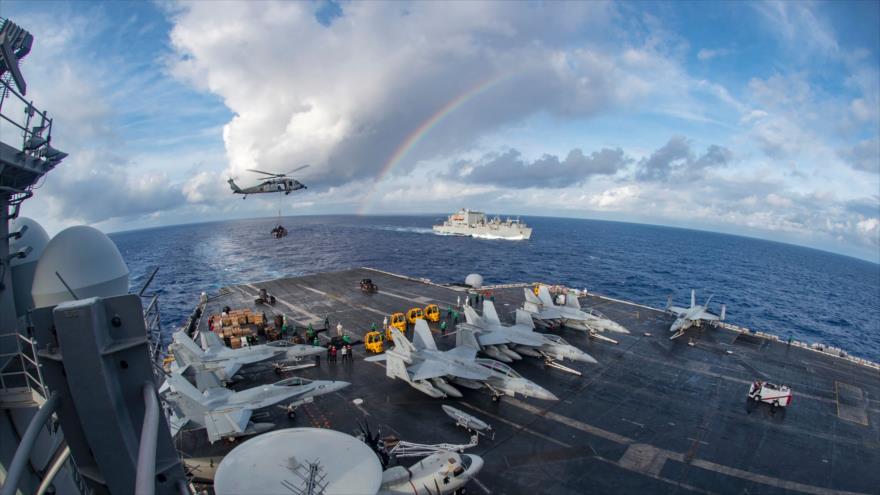 Una foto de la Marina de los Estados Unidos obtenida el 7 de febrero de 2017 muestra al portaaviones USS Carl Vinson participando en una operación de reabastecimiento en el mar de la China Meridional.