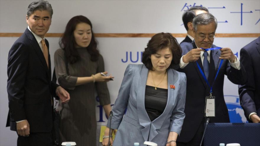 La encargada del departamento de asuntos estadounidenses en el Ministerio de Asuntos Exteriores de Corea del Norte, Choe Son Hui, (tercera de la izquierda).