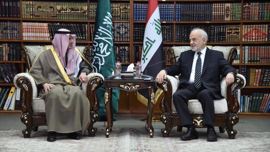 El canciller saudí, Adel al-Yubeir (izda.), y su homólogo iraquí Ibrahim al-Yaafari (dcha.) durante una reunión en Irak, 25 de febrero de 2017.