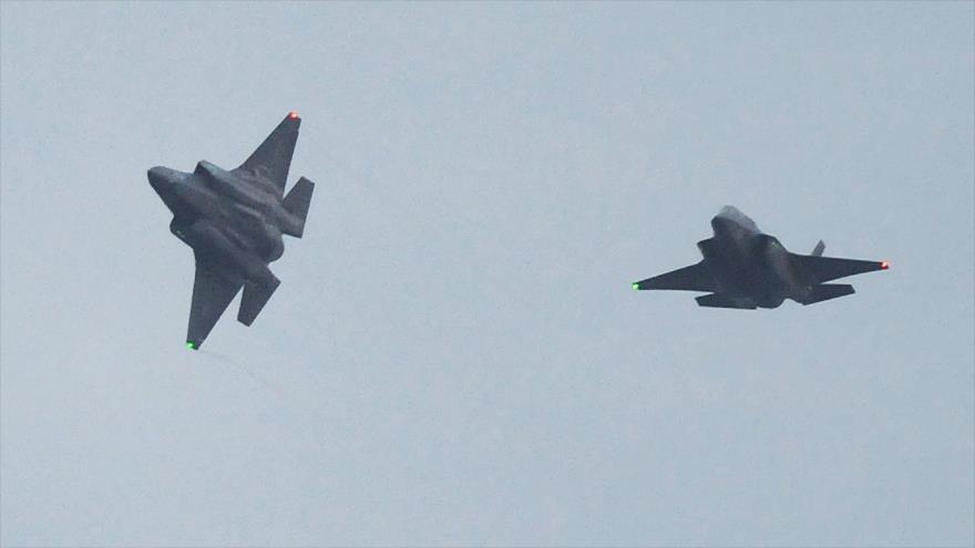 Dos cazas estadounidenses F-35 realizan vuelo de prueba, 18 de enero de 2017.