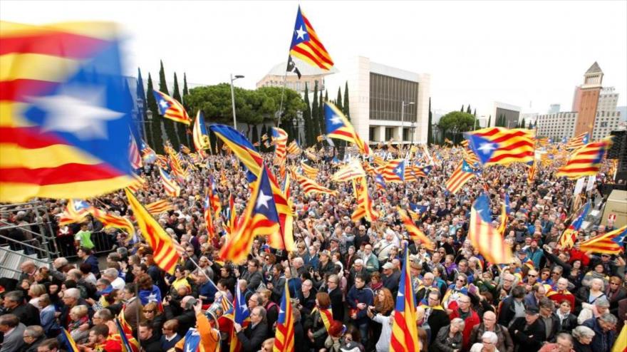 Miles de personas protagonizan una concentración independentista en defensa de los políticos encausados en Barcelona, España, con participación de principales dirigentes soberanistas, 13 noviembre de 2016.