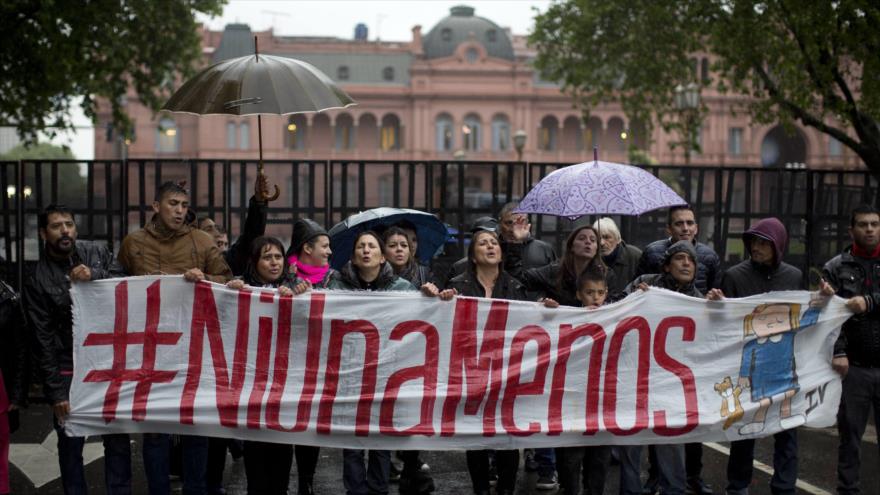 Activistas portan una pancarta con el eslogan "Ni Una Menos" durante una masiva protesta en la Plaza de Mayo para repudiar la violencia contra las mujeres en Buenos Aires, Argentina, 19 de octubre de 2016.