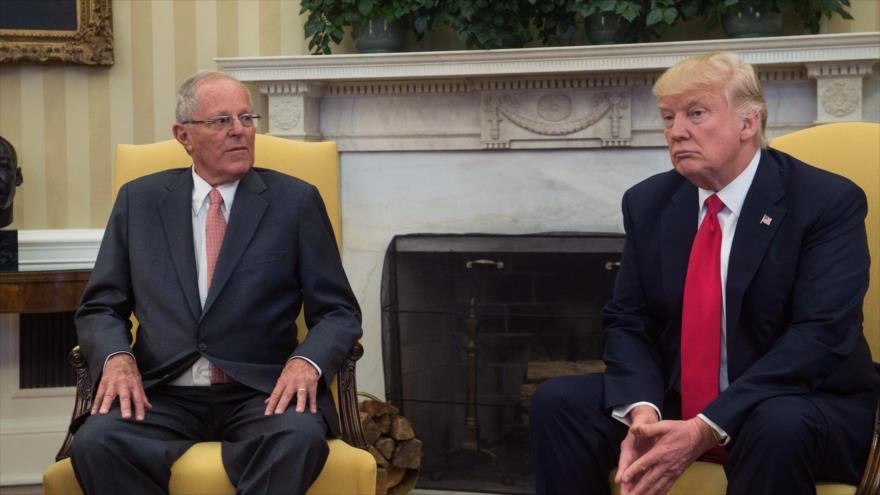 El presidente peruano, Pedro Pablo Kuczynski (izqda.), y su par estadounidense, Donald Trump, se reúnen en la Casa Blanca, 25 de febrero de 2017.