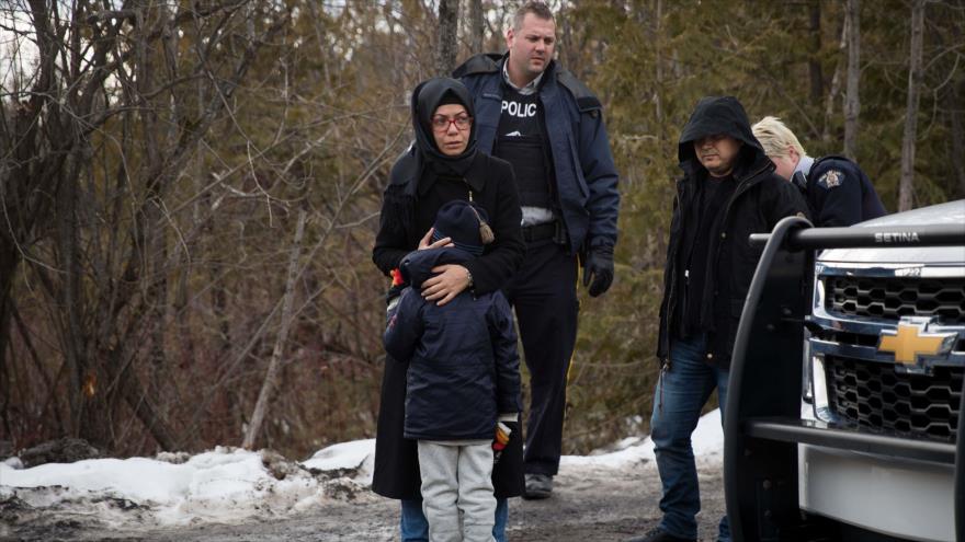 Una familia indocumentada es arrestada en Quebec por la Policía canadiense después de cruzar la frontera de Estados Unidos con Canadá, 23 de febrero de 2017.