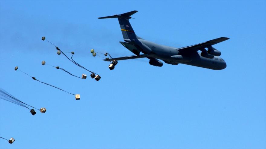 Un avión C-141 de la Fuerza Aérea de EEUU arroja cargamentos.
