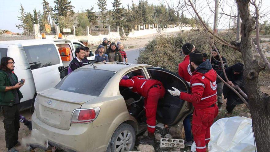 Miembros del equipo de rescate sirio inspeccionan el coche en el que viajaba el número dos de Al-Qaeda, Abu Khayar al-Masri, en la provincia de Idlib, 26 de febrero de 2017.