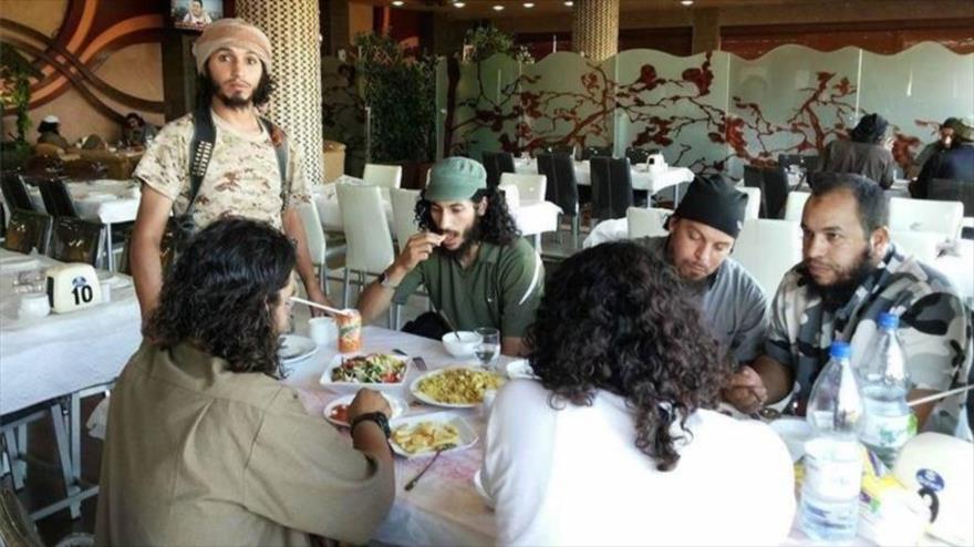 Integrantes del grupo terrorista EIIL (Daesh en árabe) comen en la ciudad siria de Al-Raqa. 