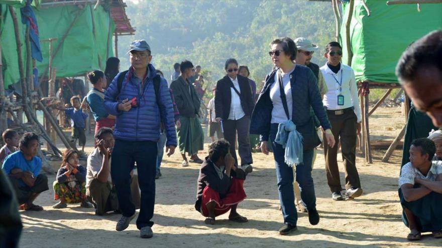 La enviada especial de la ONU en Myanmar, Yanghee Lee (izda.) escoltada durante una visita a Rajine, 15 de enero de 2017.