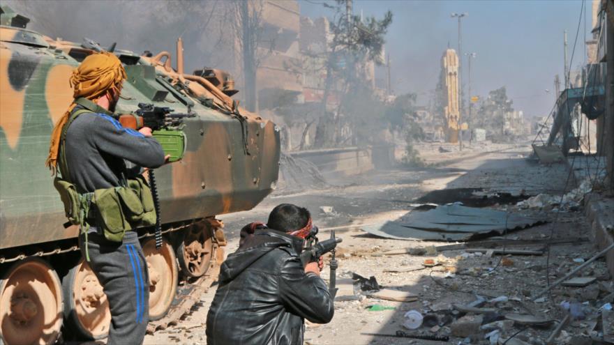 Integrantes del llamado Ejército Libre de Siria (ELS) durante combates en la ciudad de Al-Bab, en norte de Siria, 22 de febrero de 2017.