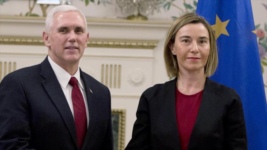 La jefa de la Diplomacia europea, Federica Mogherini, y el vicepresidente de Estados Unidos, Mike Pence, en un encuentro en la residencia del embajador norteamericano en Bruselas, capital de Bélgica, 20 de febrero de 2017.